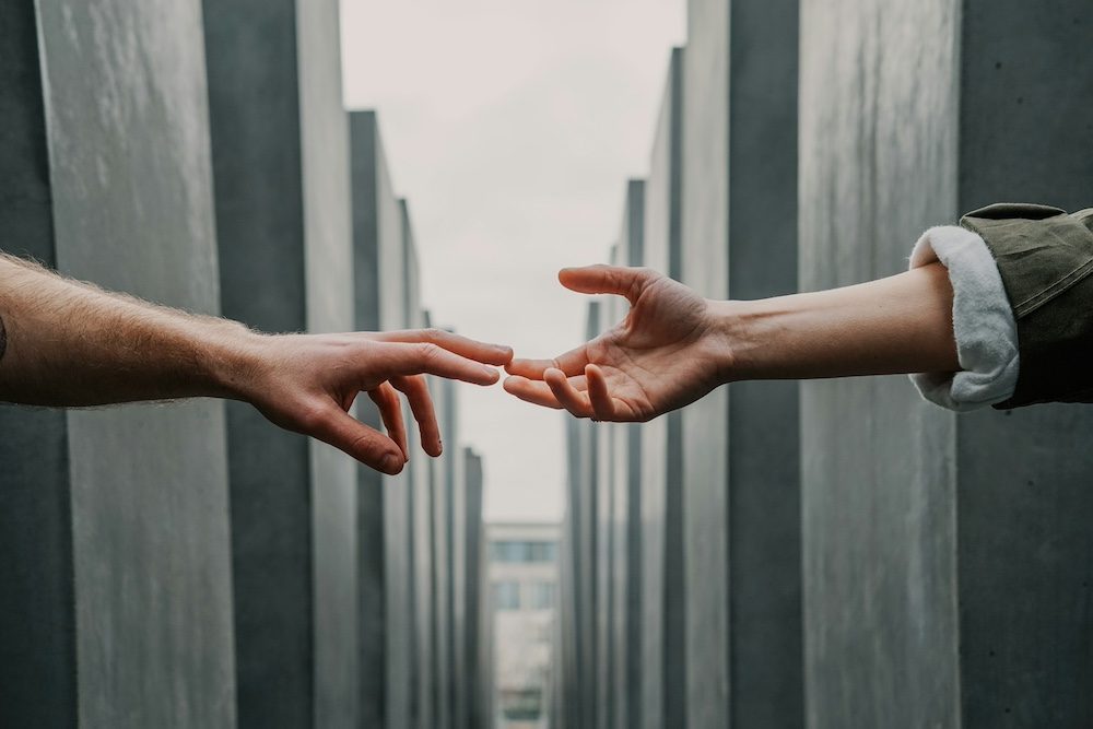Helping hands - Photo by Toa Heftiba on Unsplash